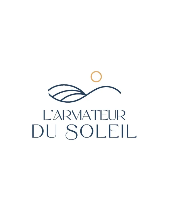 Refonte de logo pour L’Armateur du Soleil ! ✨
Un univers graphique entre luxe et élégance, pour incarner une marque solaire et raffinée… ☀️

Un travail de finesse sur les courbes et les teintes, décliné ensuite pour différents campings et hôtels du groupe.

Swipez pour découvrir la version finale du logo et ses déclinaisons.

Merci à @larmateurdusoleil pour leur confiance sur ce beau projet identitaire !
